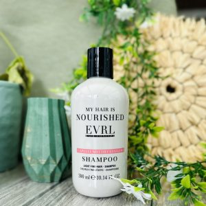 EVRL Light Hair Shampoo – Verzorgt en versterkt licht haar, biedt een zachte reiniging zonder te verzwaren. Voor een frisse, levendige look met natuurlijke zachtheid. ✨