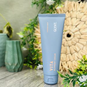 Glynt Vita Blowdry Cream is een voedende crème die het haar beschermt tegen hitte tijdens het föhnen. Het maakt het haar zacht, glanzend en beheersbaar, terwijl het volume en een langdurige stijl biedt. Perfect voor een snelle en professionele blow-dry met extra bescherming en verzorging.