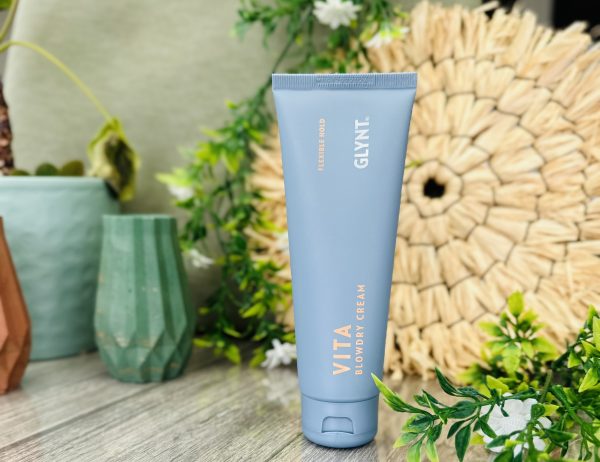 Glynt Vita Blowdry Cream is een voedende crème die het haar beschermt tegen hitte tijdens het föhnen. Het maakt het haar zacht, glanzend en beheersbaar, terwijl het volume en een langdurige stijl biedt. Perfect voor een snelle en professionele blow-dry met extra bescherming en verzorging.