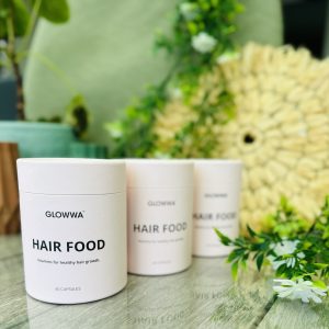 Glowwa Hair Food is een veganistisch voedingssupplement dat de gezondheid van je haar ondersteunt. Het bevat een krachtige mix van vitamines en mineralen zoals biotine, zink en MSM, die bijdragen aan gezondere haargroei, verminderd haarverlies en verbeterde haarkwaliteit. Het helpt ook je huid en nagels sterker te maken. Glowwa Hair Food is ideaal voor wie op zoek is naar natuurlijke ondersteuning voor voller, stralender haar. Bij een 3 maanden kuur krijg je een korting van 20euro (deze is reeds verrekend in deze prijs)