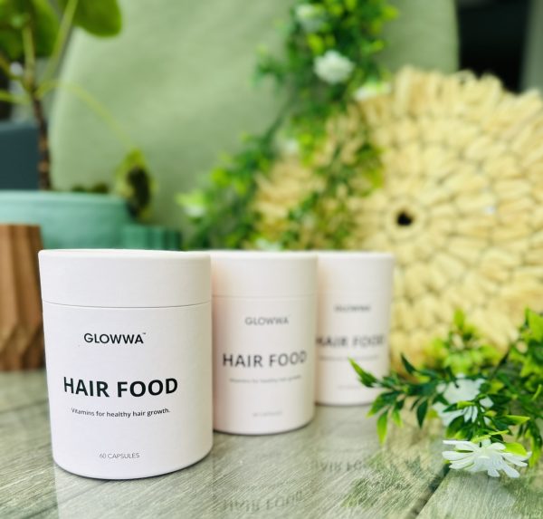 Glowwa Hair Food is een veganistisch voedingssupplement dat de gezondheid van je haar ondersteunt. Het bevat een krachtige mix van vitamines en mineralen zoals biotine, zink en MSM, die bijdragen aan gezondere haargroei, verminderd haarverlies en verbeterde haarkwaliteit. Het helpt ook je huid en nagels sterker te maken. Glowwa Hair Food is ideaal voor wie op zoek is naar natuurlijke ondersteuning voor voller, stralender haar. Bij een 3 maanden kuur krijg je een korting van 20euro (deze is reeds verrekend in deze prijs)