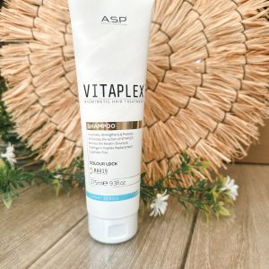 De ASP Expert Haircare Vitaplex Shampoo 275ml is een herstellende shampoo die speciaal ontwikkeld is voor beschadigd, gekleurd of chemisch behandeld haar. 💧 Wat doet deze shampoo? Herstelt de haarstructuur van binnenuit Versterkt en vermindert haarbreuk Maakt het haar zacht, soepel en glanzend Beschermt de haarkleur en verlengt het resultaat