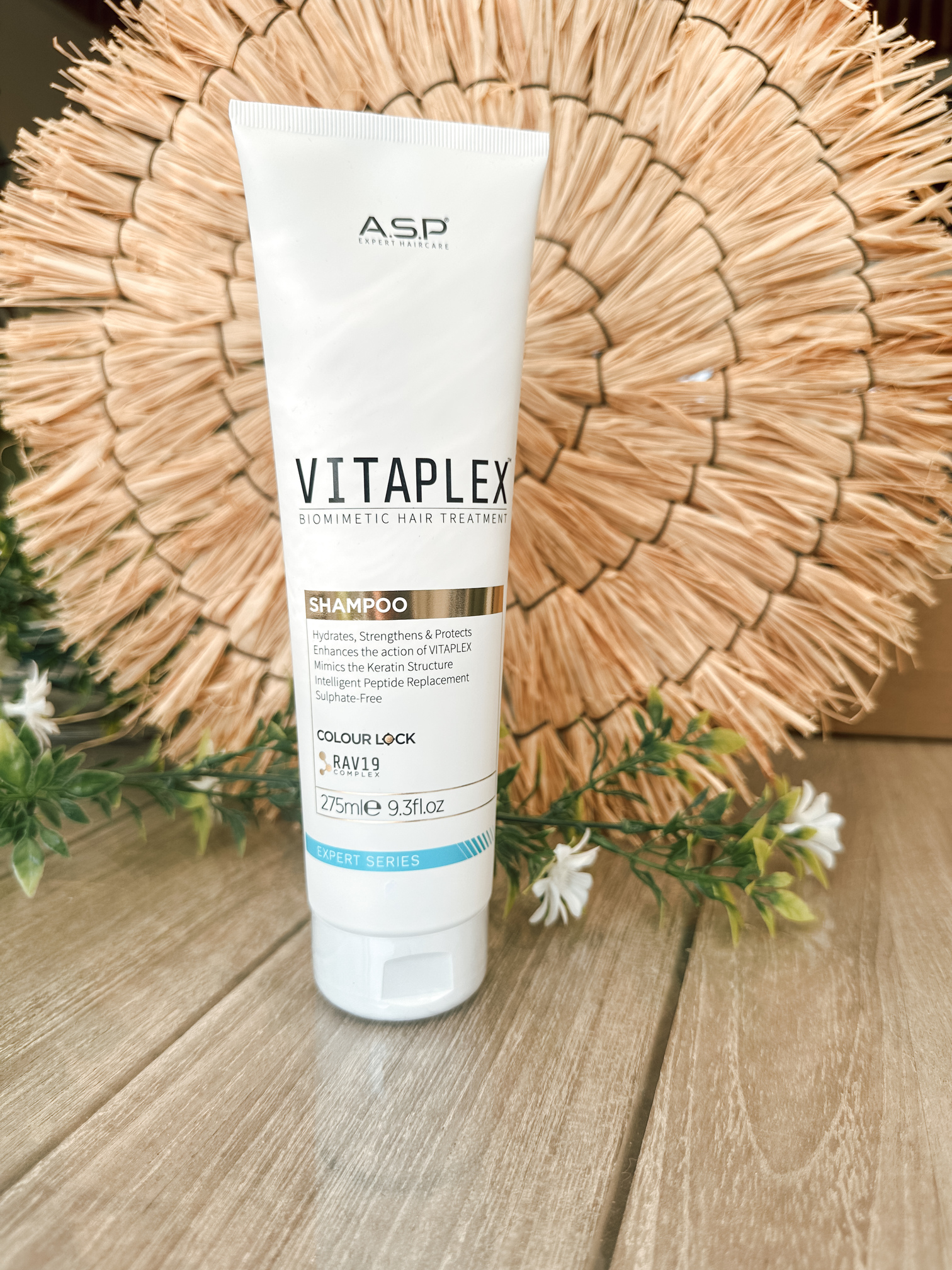 De ASP Expert Haircare Vitaplex Shampoo 275ml is een herstellende shampoo die speciaal ontwikkeld is voor beschadigd, gekleurd of chemisch behandeld haar. π§ Wat doet deze shampoo? Herstelt de haarstructuur van binnenuit Versterkt en vermindert haarbreuk Maakt het haar zacht, soepel en glanzend Beschermt de haarkleur en verlengt het resultaat