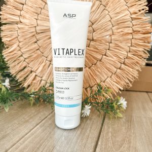 De ASP Expert Haircare Vitaplex Conditioner is een herstellende conditioner die speciaal ontwikkeld is voor beschadigd, gekleurd of chemisch behandeld haar. 💧 Wat doet deze conditioner? Herstelt en herbouwt de haarstructuur Versterkt het haar en vermindert haarbreuk Maakt het haar zacht, soepel en glanzend Beschermt de haarkleur en verlengt het resultaat