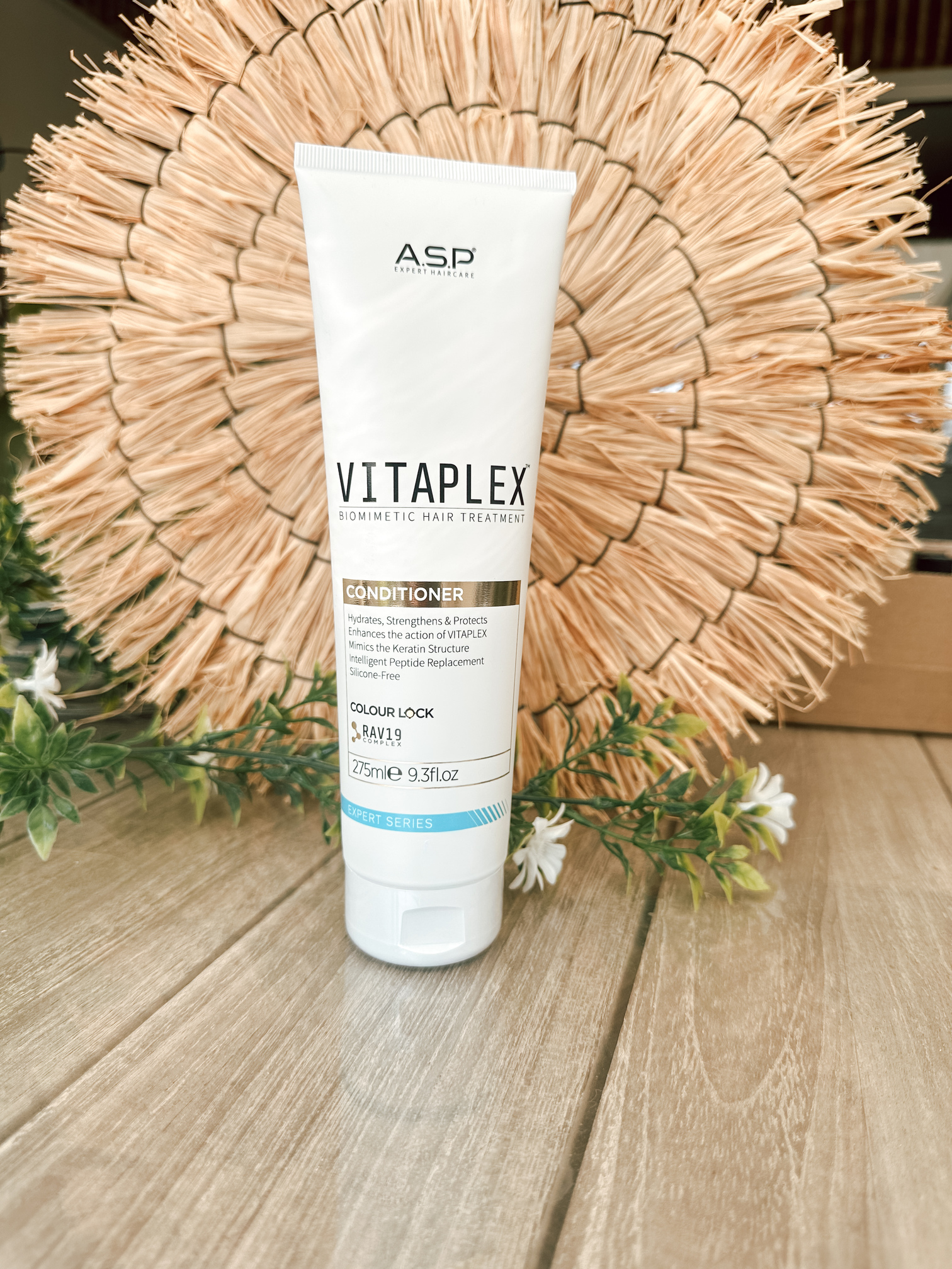 De ASP Expert Haircare Vitaplex Conditioner is een herstellende conditioner die speciaal ontwikkeld is voor beschadigd, gekleurd of chemisch behandeld haar. π§ Wat doet deze conditioner? Herstelt en herbouwt de haarstructuur Versterkt het haar en vermindert haarbreuk Maakt het haar zacht, soepel en glanzend Beschermt de haarkleur en verlengt het resultaat
