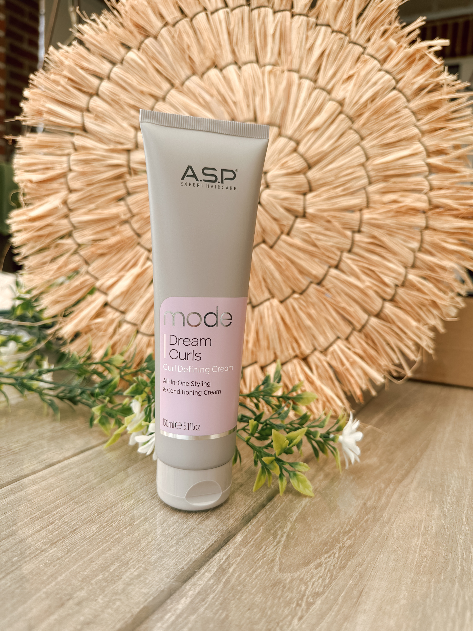 De ASP Expert Haircare Mode Dream Curls - Defining Cream 150ml is een alles-in-één styling- en verzorgingscrème die krullen hydrateert, definieert en pluisvrij maakt met een natuurlijke fixatie.