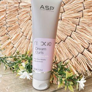 De ASP Expert Haircare Mode Dream Curls Scrunching Jelly is een lichte stylinggel die zorgt voor natuurlijke, beachy waves en gedefinieerde krullen met een zachte hold. 💧 Voordelen