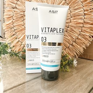 De ASP Expert Haircare Vitaplex No.3 is een intensieve thuisbehandeling die het haar herstelt, versterkt en beschermt na chemische behandelingen zoals kleuren of blonderen. 💧 Wat doet dit product? Herstelt beschadigde haarstructuur Versterkt het haar en vermindert breuk Houdt het haar gezond tussen salonbehandelingen Maakt het haar glad, zacht en glanzend