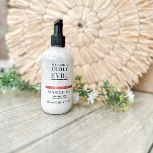EVRL Curly Hair Mask Het EVRL Curly Hair Mask is een intensief voedend masker speciaal ontwikkeld voor krullend en golvend haar. Het hydrateert diep, maakt het haar zachter en helpt krullen beter te definiëren zonder te verzwaren.