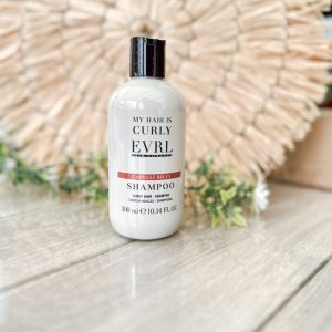 EVRL Curly Hair Shampoo De EVRL Curly Hair Shampoo is een voedende, romige shampoo speciaal ontwikkeld om krullen te respecteren en te versterken. Hij reinigt mild zonder de natuurlijke hydratatie van het haar te strippen, waardoor je krullen hun elasticiteit en definitie behouden.