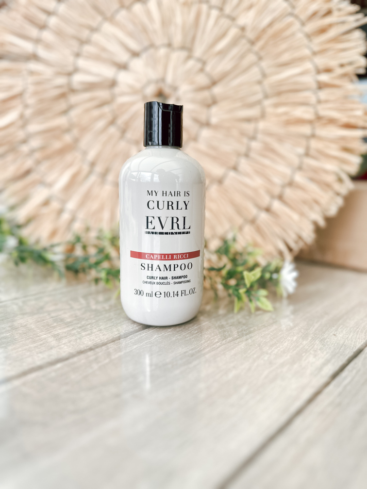 EVRL Curly Hair Shampoo De EVRL Curly Hair Shampoo is een voedende, romige shampoo speciaal ontwikkeld om krullen te respecteren en te versterken. Hij reinigt mild zonder de natuurlijke hydratatie van het haar te strippen, waardoor je krullen hun elasticiteit en definitie behouden.