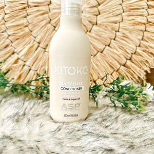 Hydratatie & zachtheid De Kitoko Daily Luxe Conditioner is een verzorgende conditioner die het haar intens hydrateert, voedt en zijdezacht maakt. Ideaal om het haar na het wassen te ontwarren en beter handelbaar te maken.