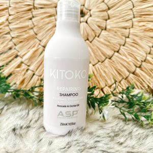 Kitoko Repairing Shampoo – Herstel & versterking De Kitoko Repairing Shampoo is een intens herstellende shampoo speciaal ontwikkeld voor beschadigd, droog of chemisch behandeld haar. Deze formule reinigt zacht en helpt de haarstructuur van binnenuit te versterken en te herstellen.