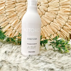Kitoko Repairing Conditioner – Intens herstel & verzorging De Kitoko Repairing Conditioner is een herstellende conditioner die beschadigd en verzwakt haar intens voedt en versterkt. Ideaal om het haar na het wassen te herstellen en opnieuw soepel en gezond te maken.